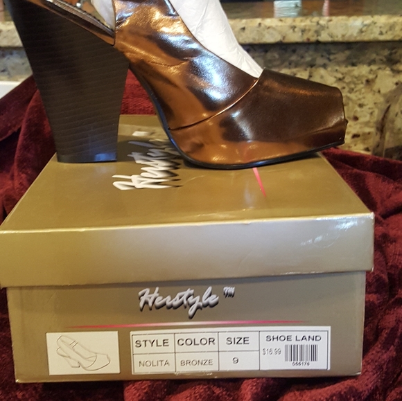 Women Shoes - Picture 8 of 16